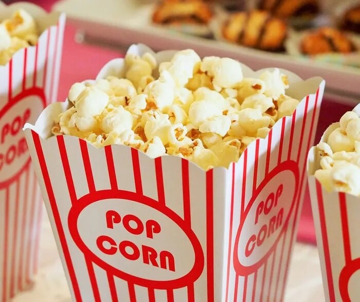 स्वीट कॉर्न- सिनेमाला गेल्यावर अनेकदा पॉर्पकर्न आणि कोल्ड ड्रिंग मागवलं जातं. हे आरोग्यासाठी फार घातक आहे. यामुळे वजन तर वाढतच शिवाय स्वीट कॉर्नमध्ये स्टार्चचं प्रमाण जास्त असतं. यामुळे रक्तातील साखरेचं प्रमाण वाढतं. 