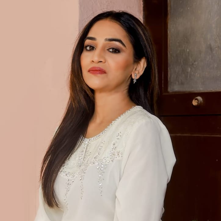सध्या सोशल मीडियावर 50 वर्षीय आईचीच चर्चा होताना दिसत आहे. आता तुम्ही म्हणाल की, या वयातील आईची चर्चा होण्यासारखं नेमकी काय घडलं.. हर्षला शिलोत्री ही 50 वर्षांची आईने ग्रीसमध्ये होणाऱ्या सौंदर्य स्पर्धेत भाग घेतला आहे. सध्या सोशल मीडियावर 50 वर्षीय आईचीच चर्चा होताना दिसत आहे. आता तुम्ही म्हणाल की, या वयातील आईची चर्चा होण्यासारखं नेमकी काय घडलं.. हर्षला शिलोत्री ही 50 वर्षांची आईने ग्रीसमध्ये होणाऱ्या सौंदर्य स्पर्धेत भाग घेतला आहे.