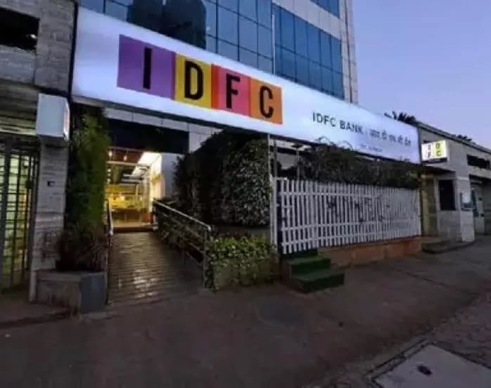 IDFC ही एक प्रसिद्ध बँक आहे. सामांन्यांसाठी ही बँक एफडीवर 8 टक्क्यांनी आणि वरिष्ठ नागरिकांसाठी 9 टक्के दराने व्याज देत आहे. मात्र ही ऑफर एक वर्ष एक दिवस ते दोन वर्षांपर्यंत एफडी केल्यासच मिळेल. IDFC ही एक प्रसिद्ध बँक आहे. सामांन्यांसाठी ही बँक एफडीवर 8 टक्क्यांनी आणि वरिष्ठ नागरिकांसाठी 9 टक्के दराने व्याज देत आहे. मात्र ही ऑफर एक वर्ष एक दिवस ते दोन वर्षांपर्यंत एफडी केल्यासच मिळेल.