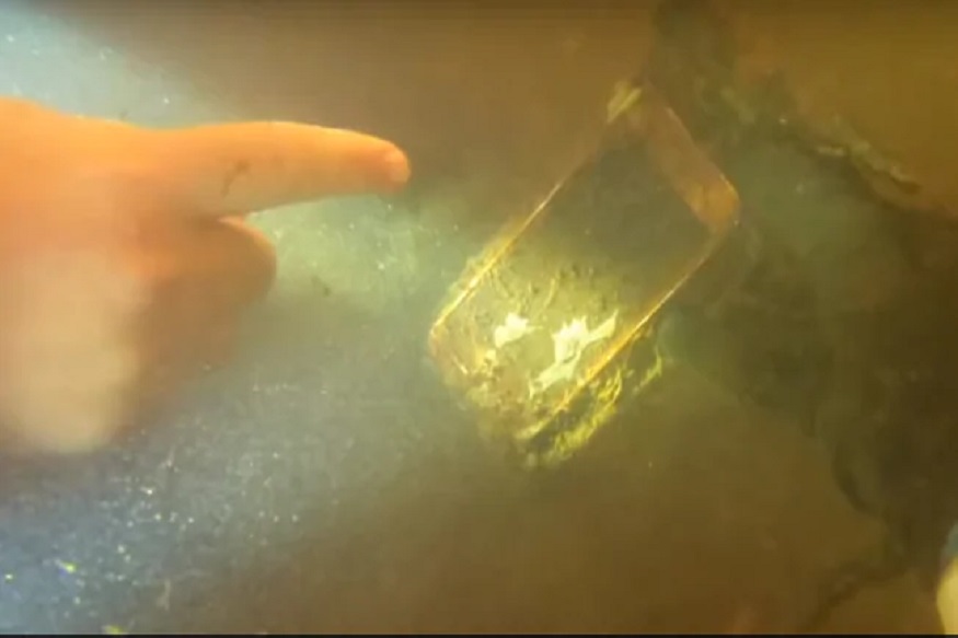 iPhoneचा नाद करायचा नाय! एक वर्षापूर्वी नदीत पडलेल्या फोनचं पाहा काय झालं