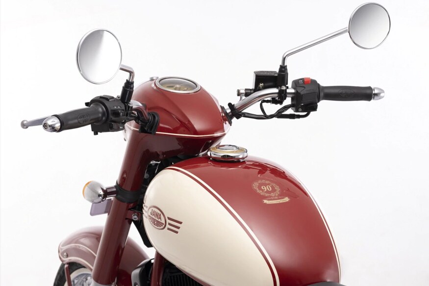अशी आहे नवी लिमिटेड जावा - नवी लिमिटेड एडिशन जावा ही (Jawa Classic 300) या मॉडलवर तयार करण्यात आली आहे. यामध्ये तुम्हाला 293cc का लिक्विड कूल्ड सिंगल सिलेंडर इंजिन मिळेल. यामध्ये 27bhp ची पॉवर आणि 28Nm चा टॉर्क जनरेट होईल. सोबतच सहा स्पीड गिअर बॉक्सही मिळेल. अशी आहे नवी लिमिटेड जावा - नवी लिमिटेड एडिशन जावा ही (Jawa Classic 300) या मॉडलवर तयार करण्यात आली आहे. यामध्ये तुम्हाला 293cc का लिक्विड कूल्ड सिंगल सिलेंडर इंजिन मिळेल. यामध्ये 27bhp ची पॉवर आणि 28Nm चा टॉर्क जनरेट होईल. सोबतच सहा स्पीड गिअर बॉक्सही मिळेल.