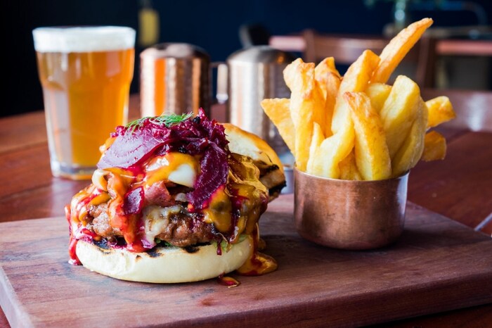 जर तुम्हाला तुमचं वजन कमी करायचं असेल तर तातडीने चिप्स, फ्रेन्च फ्राइज, कांदा भजी, हिरवा टॉमेटो आणि ओकेरा खाणं पूर्ण बंद केलं पाहिजे. याशिवाय तळलेले पदार्थ तसेच तळलेल्या भाज्याही खाऊ नका. तळलेल्या पदार्थांमुळे पोट सुटतं.