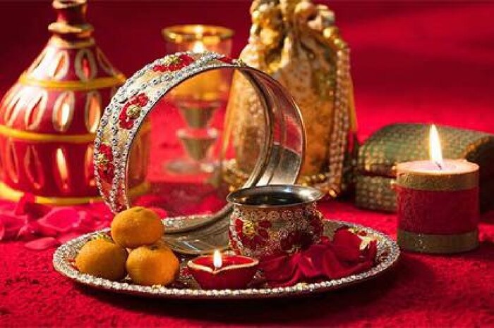 करवा चौथ हा सण सर्व विवाहित स्त्रियांसाठी खूप खास असतो. त्यात करून पहिल्या करवा चौथचं सेलिब्रेशन तर काही विचारुच नका. 2018-19मध्ये अनेक बॉलिवूड अभिनेत्री विवाह बंधनात अडकल्या. त्यांच्यसाठी यंदाचा करवा चौथ पहिला असणार आहे. जाणून घेऊयात यंदा कोणत्या अभिनेत्री पहिला करवा चौथ साजरा करणार आहेत...