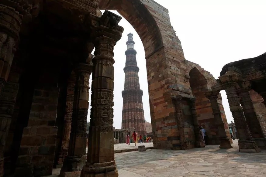 कुतूब मिनार - कुतुबुद्दीन ऐबकाने मोहंमद घोरीला पराभूत करून दिल्लीवर आपले साम्राज्य स्थापित केलं. या शानदार विजयाचे प्रतीक म्हणून कुतुब मिनार बांधण्यात आला. कुतुबुद्दीन ऐबकाच्या नावावरून त्याला कुतूब मिनार असे संबोधले जाते. कुतूब मिनार - कुतुबुद्दीन ऐबकाने मोहंमद घोरीला पराभूत करून दिल्लीवर आपले साम्राज्य स्थापित केलं. या शानदार विजयाचे प्रतीक म्हणून कुतुब मिनार बांधण्यात आला. कुतुबुद्दीन ऐबकाच्या नावावरून त्याला कुतूब मिनार असे संबोधले जाते.