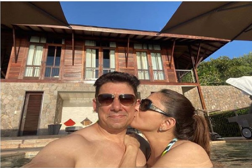 लग्नाच्या 20 व्या वाढदिवशी माधुरी दीक्षितचा KISSING सेल्फी व्हायरल!