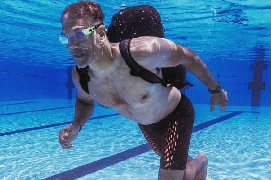 मिलिंद सोमणने 2 डिग्री सेल्सियसमध्ये केलं अण्डरवॉटर रनिंग, पाठीवर होतं 12 किलोचं वजन; Photo Viral