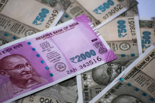 शक्तीशाली करन्सीमध्ये तिसऱ्या स्थानावर जापानचे येन हे चलन आहे. जागतिक बाजारपेठेत करन्सीच्या रुपात येत 572 अब्ज डॉलरने उपलब्ध आहे. जगभरातील एकूण रिझर्व्हमध्ये 5.24 टक्के येनची भागीदारी आहे.