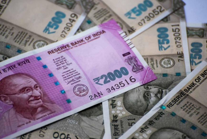 शक्तीशाली करन्सीमध्ये तिसऱ्या स्थानावर जापानचे येन हे चलन आहे. जागतिक बाजारपेठेत करन्सीच्या रुपात येत 572 अब्ज डॉलरने उपलब्ध आहे. जगभरातील एकूण रिझर्व्हमध्ये 5.24 टक्के येनची भागीदारी आहे.