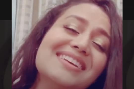 नेहा कक्करच्या गाण्यानंतर चाहत्यांनी सुरू केलं रडायला, VIDEO VIRAL