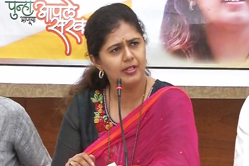 भाजपच्या नेत्या आणि माजी मंत्री पंकजा मुंडे यांनीही आता ट्विटर बायोमधून भाजप हे नाव हटवलंय. 'RT's r not endorsements' असं त्यांनी लिहिलंय. याआधी मात्र त्यांच्या ट्विटरवर भाजपचं नाव लिहिलेलं होतं. त्या शिवसेनेत जाणार की वेगळा पक्ष काढणार अशा चर्चा सुरू आहेत पण भाजपने मात्र त्या कुठेही जाणार नाहीत, असं म्हटलं आहे. भाजपच्या नेत्या आणि माजी मंत्री पंकजा मुंडे यांनीही आता ट्विटर बायोमधून भाजप हे नाव हटवलंय. 'RT's r not endorsements' असं त्यांनी लिहिलंय. याआधी मात्र त्यांच्या ट्विटरवर भाजपचं नाव लिहिलेलं होतं. त्या शिवसेनेत जाणार की वेगळा पक्ष काढणार अशा चर्चा सुरू आहेत पण भाजपने मात्र त्या कुठेही जाणार नाहीत, असं म्हटलं आहे.