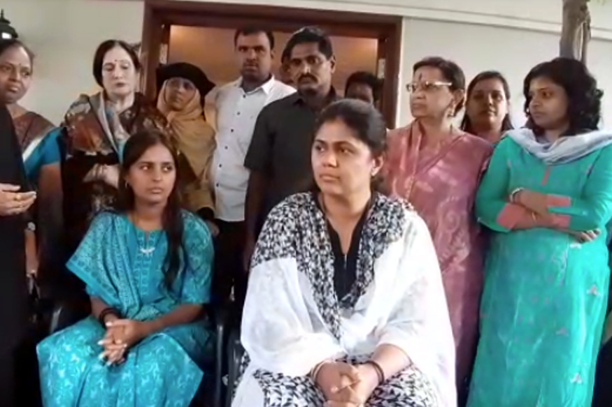 पंकजा मुंडे तब्बल 20 तासांनंतर जनतेसमोर आल्या अन् प्रतिक्रिया न देताच निघून गेल्या