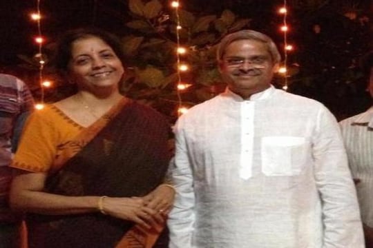 मनमोहन सिंगांपासून काही तरी शिका, निर्मला सितारमन यांच्या पतींचा मोदींना सल्ला!