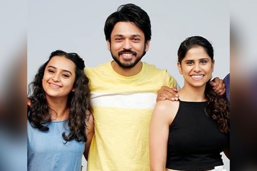 ...अन् अचानक ललित प्रभाकरने सर्वांसमोर पर्ण पेठेला उचलून मेकअप रूममध्ये नेलं!