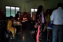 VIDEO : पुण्यात वीजपुरवठा बंद, मेणबत्तीच्या उजेडात मतदान करण्याची वेळ