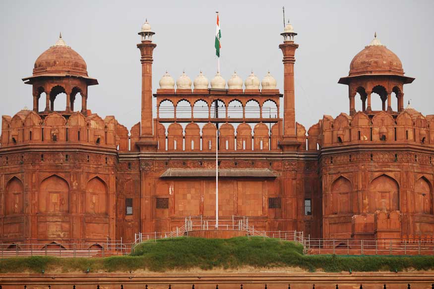 लाल किल्ला, नवी दिल्ली- दिल्लीची शान म्हणून ओळखल्या जाणाऱ्या लाल किल्ला पाहायलाही जगभरातून पर्यटक येतात. जगातील भव्यदिव्य राजवाड्यांपैकी एक आहे. बांधकामासाठी लाल संगमरवरी दगड वापरल्याने याचे नाव लाल किल्ला असे पडले. लाल किल्ला, नवी दिल्ली- दिल्लीची शान म्हणून ओळखल्या जाणाऱ्या लाल किल्ला पाहायलाही जगभरातून पर्यटक येतात. जगातील भव्यदिव्य राजवाड्यांपैकी एक आहे. बांधकामासाठी लाल संगमरवरी दगड वापरल्याने याचे नाव लाल किल्ला असे पडले.