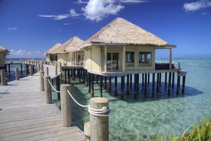 सामोआ- निसर्ग सौंदर्याने परिपूर्ण असं हे बेट आहे. जर तुम्हाला काही वेगळ आणि अद्वितीय पाहायचं असेल तर इथे नक्की जा. इथले पुरुष महिलांप्रमाणे स्कर्ट घालतात. एवढंच नाही तर इथले लोक जमिनीच्या आत जेवण तयार करतात. इथे अनेक धबधबे आहेत जे इथल्या सौंदर्याला अजून व्यापक रूप देतात. इथे व्हिसाशिवाय 60 दिवस राहू शकता.