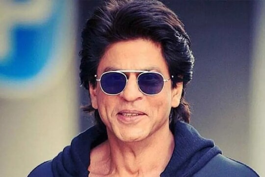 OMG! तीन खोल्यांएवढी मोठी आहे शाहरुखच्या व्हॅनिटी व्हॅनची बाथरुम