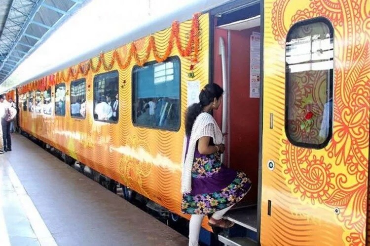 IRCTC च्या मते, दिल्ली- लखनऊ तेजस एक्सप्रेसच्या प्रवाशांना 25 लाख रुपयांचा रेल्वे यात्रा विमा मोफत मिळेल. तसेच प्रवाशादरम्यान चोरी झाल्यात प्रवाशांना 1 लाख रुपयांचा प्रवास विमा देण्याची तयारीही दाखवली आहे. IRCTC च्या मते, दिल्ली- लखनऊ तेजस एक्सप्रेसच्या प्रवाशांना 25 लाख रुपयांचा रेल्वे यात्रा विमा मोफत मिळेल. तसेच प्रवाशादरम्यान चोरी झाल्यात प्रवाशांना 1 लाख रुपयांचा प्रवास विमा देण्याची तयारीही दाखवली आहे.