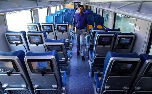 कोकणात जाणाऱ्या तेजस एक्स्प्रेसचं चेअर कारचं तिकीट साधारणपणे हजार रुपयांच्या आसपास आहे. याशिवाय एग्झिक्यूटीव्ह चेअर कारची तिकीटही दीड हजारांहून जास्त आहे. कोकणात जाणाऱ्या तेजस एक्स्प्रेसचं चेअर कारचं तिकीट साधारणपणे हजार रुपयांच्या आसपास आहे. याशिवाय एग्झिक्यूटीव्ह चेअर कारची तिकीटही दीड हजारांहून जास्त आहे.
