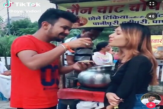 TikTok Video: बॉयफ्रेंडने खाऊ घातली पाणीपुरी, नंतर झाले असे काही की.... पाहा हा Viral Video