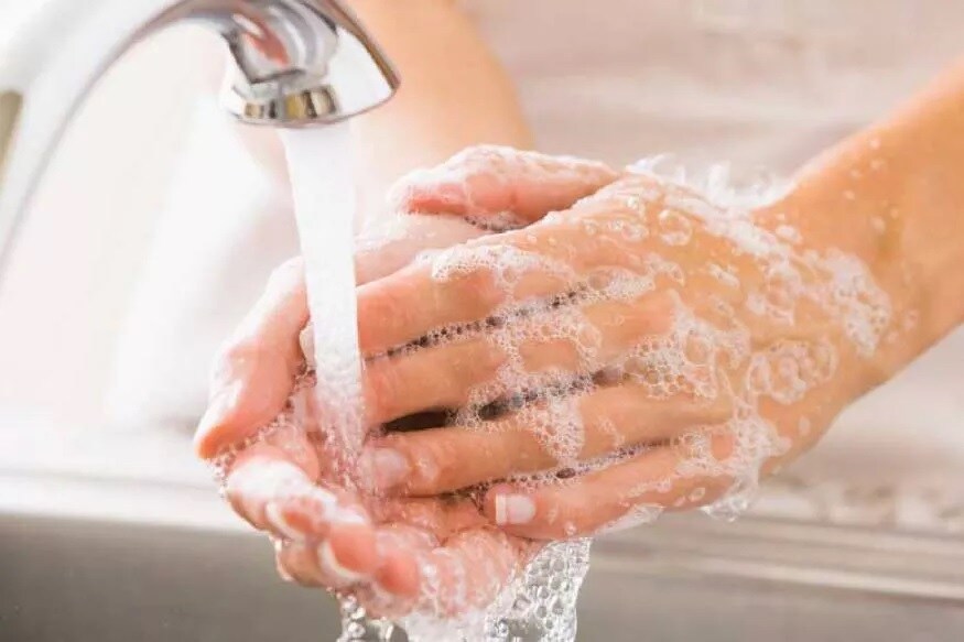दरवर्षी 15 ऑक्टोबरला ग्लोबल हँडवॉशिंग डे साजरा केला जातो. या दिवसाचा मुळ उद्देश लोकांना हात धुण्याचं महत्त्व सांगणं हा आहे. दरवर्षी हात न धुतल्यामुळे अनेकांना गंभीर आजारांना तोंड द्यावं लागतं. दरवर्षी 15 ऑक्टोबरला ग्लोबल हँडवॉशिंग डे साजरा केला जातो. या दिवसाचा मुळ उद्देश लोकांना हात धुण्याचं महत्त्व सांगणं हा आहे. दरवर्षी हात न धुतल्यामुळे अनेकांना गंभीर आजारांना तोंड द्यावं लागतं.