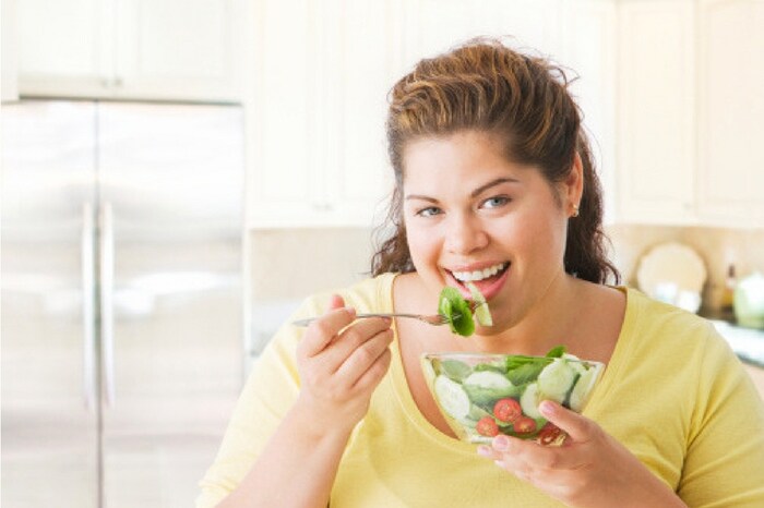 पॅक केलेलं सलाड- शक्यतो डब्यात बंद केलेलं सलाड खाणं टाळा. हॉटेलमधून ऑर्डर मागवताना अनेकदा डबा बंद सलाड येतं. यात अनेकप्रकारच्या भाज्या असतात आणि ट्रान्स फॅटची मात्रा जास्त झाल्यास वजन वाढू शकतं.