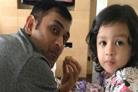 ध्या धोनी इतकीच लोकप्रियता त्याची लाडकी लेक झिवाची आहे. तिचा जन्म 6 फेब्रुवारी 2015 ला झाला.