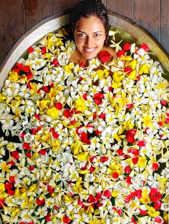 याशिवाय तिनं बाथटबमध्ये चिल करतानाचाही एक फोटो शेअर केला आहे. सध्या हे दोन्ही फोटो सोशल मीडियावर चर्चेचा विषय ठरले आहेत. याशिवाय तिनं बाथटबमध्ये चिल करतानाचाही एक फोटो शेअर केला आहे. सध्या हे दोन्ही फोटो सोशल मीडियावर चर्चेचा विषय ठरले आहेत.