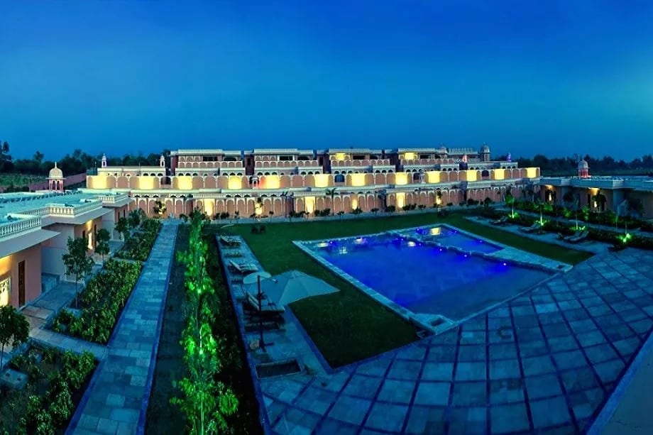 सोनिया गांधीच्या आदेशानुसार जयपूरमध्ये ज्या हॉटेलमध्ये काँग्रेसच्या आमदारांना ठेवण्यात आलं त्याचा प्रत्येक दिवसाचा खर्च साधारण 60 ते 70 लाख रुपये एवढा होता. (प्रतिकात्मक फोटो) सोनिया गांधीच्या आदेशानुसार जयपूरमध्ये ज्या हॉटेलमध्ये काँग्रेसच्या आमदारांना ठेवण्यात आलं त्याचा प्रत्येक दिवसाचा खर्च साधारण 60 ते 70 लाख रुपये एवढा होता. (प्रतिकात्मक फोटो)