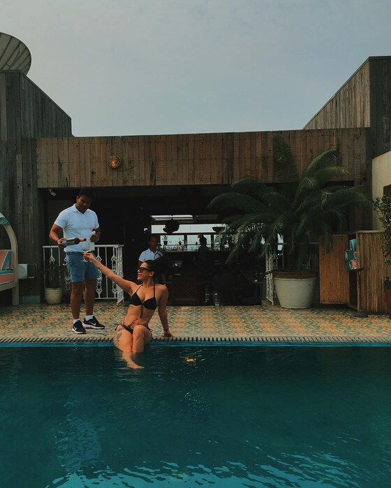 कृष्णानं नुकतेच तिच्या इन्स्टाग्रामवर ब्लॅक कलरच्या बिकिनीमधील काही फोटो शेअर केले आहेत. जे सोशल मीडियावर व्हायरल होत आहेत. 