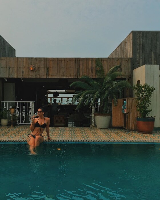 या फोटोंमध्ये कृष्णा स्विमिंग पूलमध्ये एंजॉय करताना दिसत आहे. ब्लॅक कलरच्या या बिकिनीमध्ये कृष्णा खूपच हॉट दिसत आहे. 