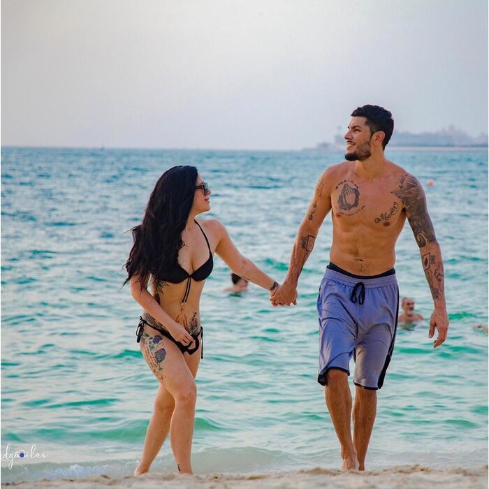 काही दिवसांपूर्वी बिकिनी घालून इबानसोबत बीचवर फिरतानाचे कृष्णाचे फोटो सोशल मीडियावर व्हायरल झाले होते. हे फोटो कृष्णानं स्वतः तिच्या इन्स्टाग्रामवर शेअर केले होते. 