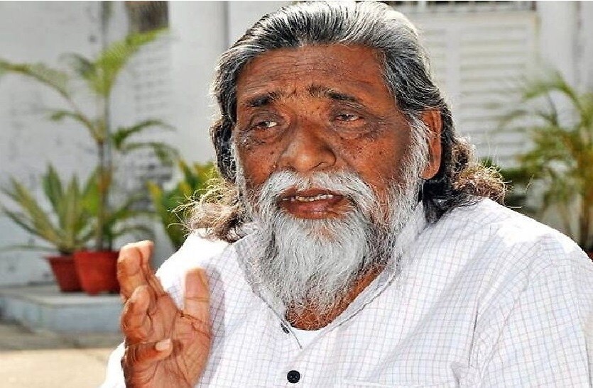 झारखंडच्या राज्यपालांनी शिबू सोरेन यांना 2005 रोजी अल्पमत असतानाही सरकार स्थापन करण्याचा आदेश दिला होता. बहुमताचा आकडा गाठू न शल्यानं त्यांना 12 मार्च रोजी आपल्या पदाचा राजीनामा दिली. झारखंडच्या राज्यपालांनी शिबू सोरेन यांना 2005 रोजी अल्पमत असतानाही सरकार स्थापन करण्याचा आदेश दिला होता. बहुमताचा आकडा गाठू न शल्यानं त्यांना 12 मार्च रोजी आपल्या पदाचा राजीनामा दिली.