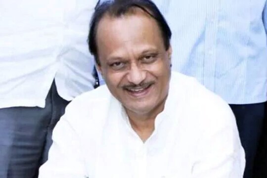 अजित पवारांनी हर्षवर्धन पाटलांच्या नावाची पाटी बदलली आणि सभेत पिकला मोठा हशा