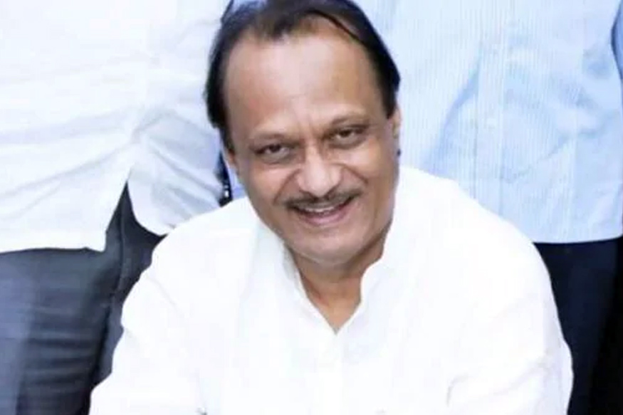 अजित पवारांनी हर्षवर्धन पाटलांच्या नावाची पाटी बदलली आणि सभेत पिकला मोठा हशा