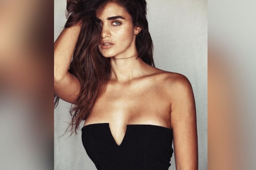 अभिनेता अर्जुन रामपालची गर्लफ्रेंड Gabriella Demetriades हिनं काही महिन्यांपूर्वी मुलाला जन्म दिला. मात्र बाळंतपणानंतर गॅब्रिएला आणखीच हॉट दिसत असून तिचे लेटेस्ट फोटो सध्या सोशल मीडियावर व्हायरल होत आहेत. अभिनेता अर्जुन रामपालची गर्लफ्रेंड Gabriella Demetriades हिनं काही महिन्यांपूर्वी मुलाला जन्म दिला. मात्र बाळंतपणानंतर गॅब्रिएला आणखीच हॉट दिसत असून तिचे लेटेस्ट फोटो सध्या सोशल मीडियावर व्हायरल होत आहेत.