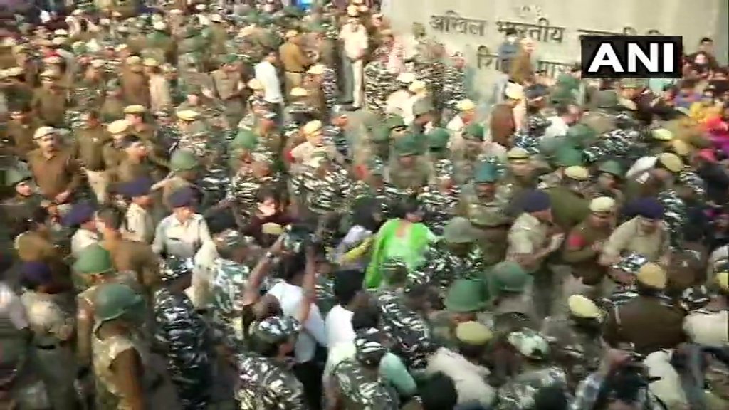 विद्यार्थ्यांचा रेटा वाढल्याने पोलीस आणि विद्यार्थ्यी आमने-सामने आले आणि धुमश्चक्री झाली त्यामुळे वातावरण चांगलचं तापलं. विद्यार्थ्यांचा रेटा वाढल्याने पोलीस आणि विद्यार्थ्यी आमने-सामने आले आणि धुमश्चक्री झाली त्यामुळे वातावरण चांगलचं तापलं.