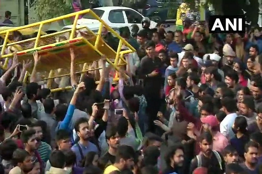 कायम चर्चेत राहणाऱ्या दिल्लीतल्या जवाहरलाल नेहरू विद्यापीठात JNU आज तुफान राडा झाला. त्यामुळे राजधानीतलं वातावरण चांगलंच तापलंय. कायम चर्चेत राहणाऱ्या दिल्लीतल्या जवाहरलाल नेहरू विद्यापीठात JNU आज तुफान राडा झाला. त्यामुळे राजधानीतलं वातावरण चांगलंच तापलंय.