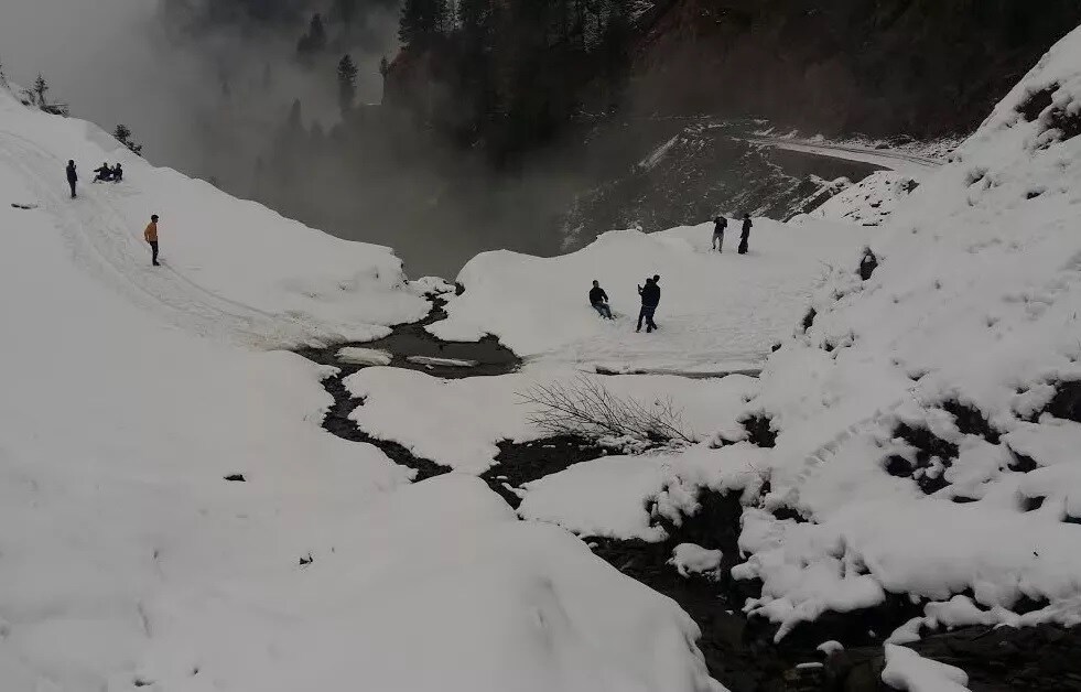 काश्मीरमध्ये 370वं कलम काढल्यानंतर सध्या थोडा तणाव आहे. पर्यटकांचं प्रमाणही रोडावलं पण ही तात्पुरती स्थिती असून पर्यटक लवकरच पुन्हा काश्मिरात येतील असा विश्वास इथल्या अधिकाऱ्यांनी व्यक्त केलाय. काश्मीरमध्ये 370वं कलम काढल्यानंतर सध्या थोडा तणाव आहे. पर्यटकांचं प्रमाणही रोडावलं पण ही तात्पुरती स्थिती असून पर्यटक लवकरच पुन्हा काश्मिरात येतील असा विश्वास इथल्या अधिकाऱ्यांनी व्यक्त केलाय.