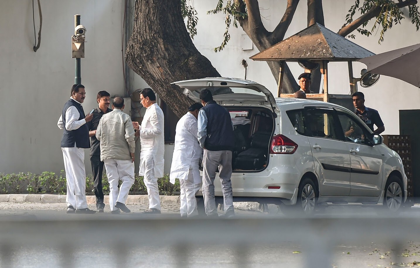 उपमुख्यंत्रिपद घटनेत नाहीये. फक्त ते मानाचं पद समजलं जातं त्यामुळे राजकीय पक्षांसाठी ते पद महत्त्वाचं ठरतं. उपमुख्यंत्रिपद घटनेत नाहीये. फक्त ते मानाचं पद समजलं जातं त्यामुळे राजकीय पक्षांसाठी ते पद महत्त्वाचं ठरतं.