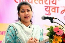 प्रणिती शिंदेंना का डावललं? कार्यकर्त्यांने सोनिया गांधींना लिहिले रक्ताने पत्र प्रणिती शिंदेंना का डावललं? कार्यकर्त्यांने सोनिया गांधींना लिहिले रक्ताने पत्र