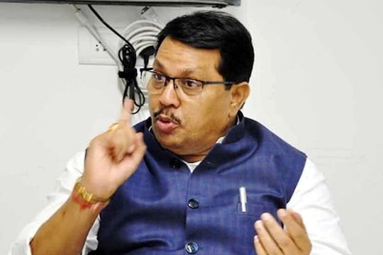 काँग्रेस नेते म्हणाले, हे 'सरकार' म्हणजे अल्पवयीन मुलीशी झालेलं 'लग्न'!