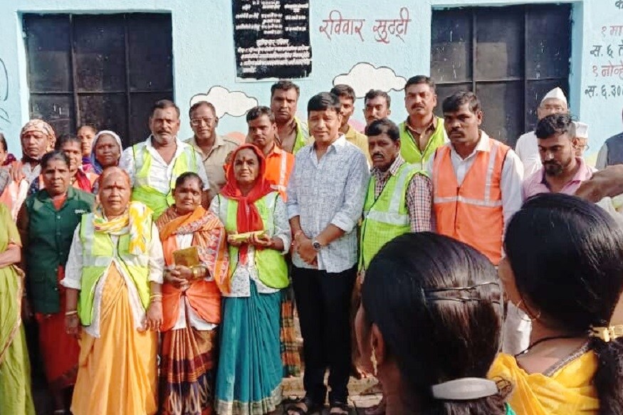 दिवाळी संपली आणि आपण पुन्हा आपल्या दैनंदिन कार्यक्रमात अडकलो. पण ह्या दिवाळीच्या धावपळीमध्यें एक गोष्ट आपल्या लक्षात येत नाही की दिवाळी सण साजरा करत असताना कळत नकळत आपल्या कडून रस्त्यावर कचरा होतो, घाण होते. दिवाळी संपली आणि आपण पुन्हा आपल्या दैनंदिन कार्यक्रमात अडकलो. पण ह्या दिवाळीच्या धावपळीमध्यें एक गोष्ट आपल्या लक्षात येत नाही की दिवाळी सण साजरा करत असताना कळत नकळत आपल्या कडून रस्त्यावर कचरा होतो, घाण होते.