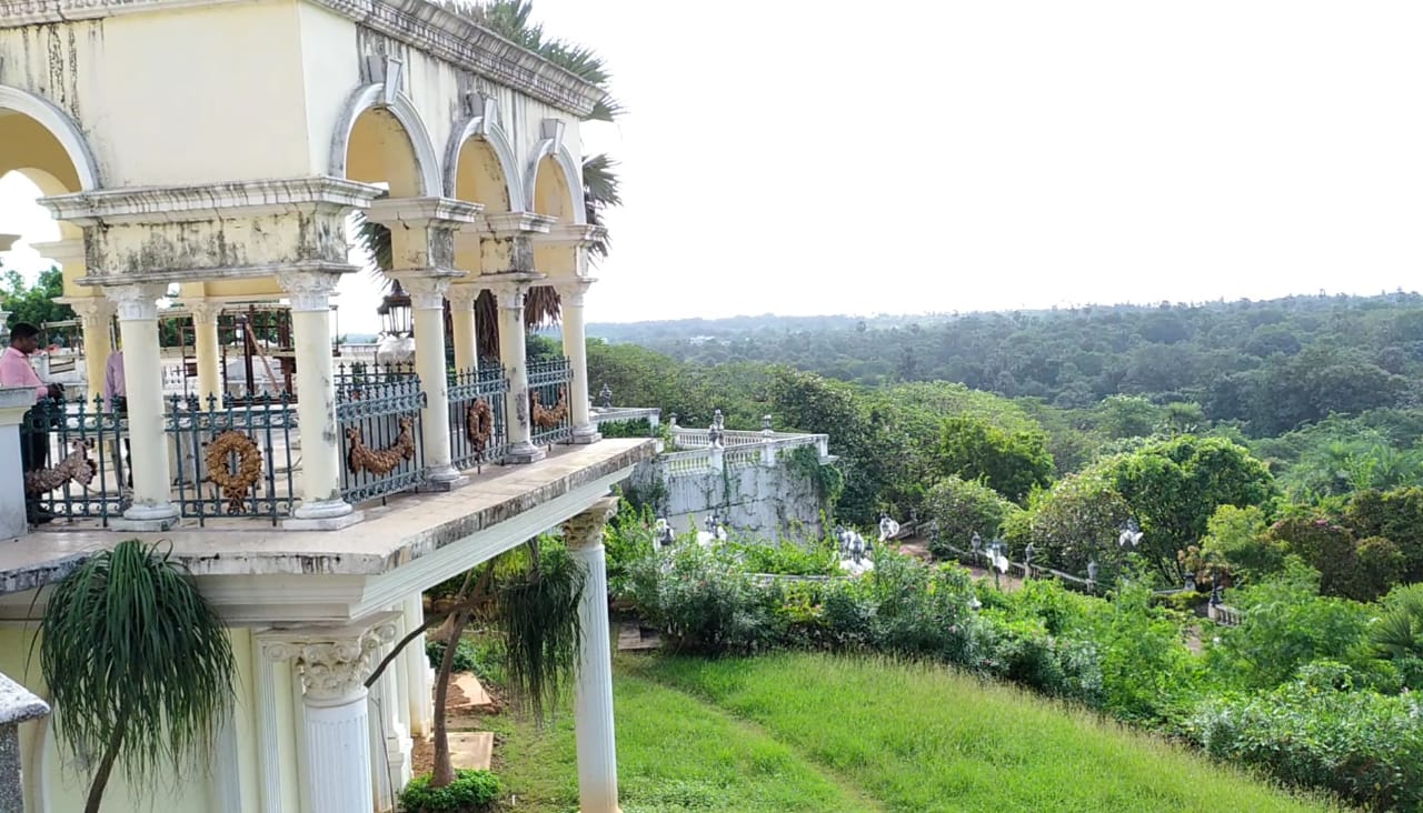 मात्र मित्तल यांनी स्वतःहून बांधकाम पाडण्यास सुरुवात केली असली तरी पूर्ण बांधकाम पाडले नाही. त्यामुळे प्रशासनाने दिलेली मुदत संपली असून जिल्हा प्रशासनाकडून कारवाईचा हातोडा उचलणार आहे. अलिबागमध्ये विस्तिर्ण पसरलेला हा बंगला तब्बल 200 कोटींचा असल्याचं बोललं जातंय. मात्र मित्तल यांनी स्वतःहून बांधकाम पाडण्यास सुरुवात केली असली तरी पूर्ण बांधकाम पाडले नाही. त्यामुळे प्रशासनाने दिलेली मुदत संपली असून जिल्हा प्रशासनाकडून कारवाईचा हातोडा उचलणार आहे. अलिबागमध्ये विस्तिर्ण पसरलेला हा बंगला तब्बल 200 कोटींचा असल्याचं बोललं जातंय.