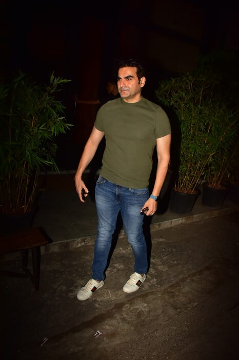 विशेष म्हणजे अरहानच्या वाढदिवसाला मलायका सोबत अरबाज सुद्धा दिसला. 