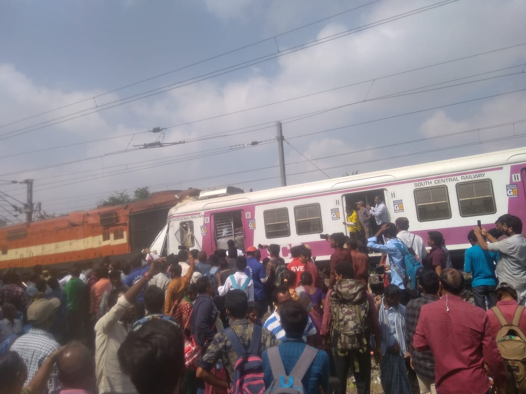 एकाच ट्रॅकवरून दोन्ही ट्रेन कशा चालवल्या जात होत्या? सिग्नलमधील बिघाडाची कल्पना देण्यात आली नव्हती का? असे प्रश्न उपस्थित केले जात आहेत. एकाच ट्रॅकवरून दोन्ही ट्रेन कशा चालवल्या जात होत्या? सिग्नलमधील बिघाडाची कल्पना देण्यात आली नव्हती का? असे प्रश्न उपस्थित केले जात आहेत.