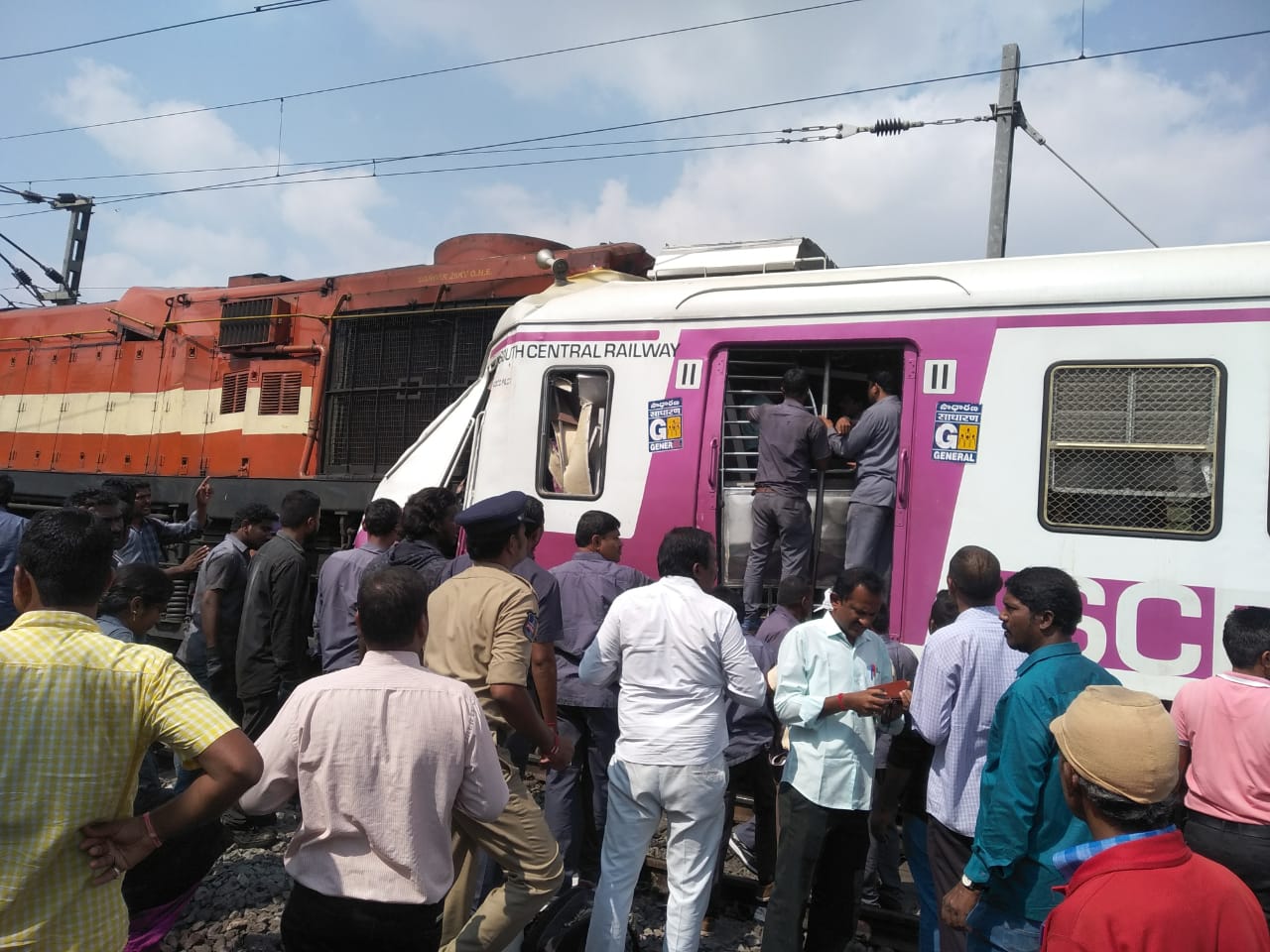 या दुर्घटनेमध्ये 10 जण गंभीर जखमी झाल्याची माहिती आहे. जीवितहानी झाल्याची अद्याप कोणतीही माहिती समोर आली नाही. या दुर्घटनेमध्ये 10 जण गंभीर जखमी झाल्याची माहिती आहे. जीवितहानी झाल्याची अद्याप कोणतीही माहिती समोर आली नाही.