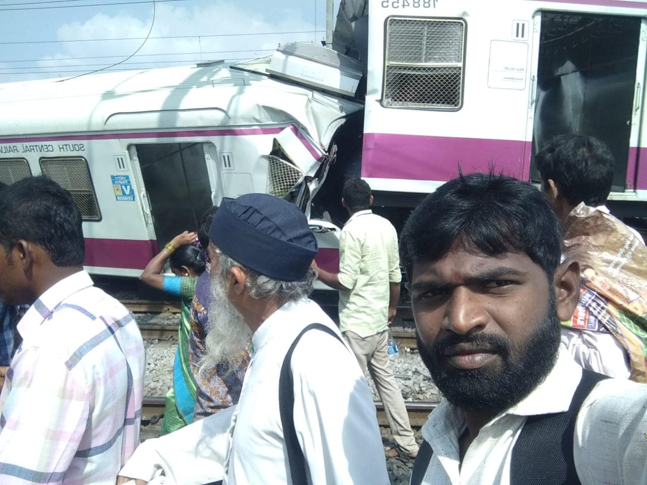 सकाळी 11.45 मिनिटांनी हा अपघात घडला. ही धडक इतकी भीषण होती की लोकलच्या समोरच्या डब्ब्याचं मोठं नुकसान झालं. सकाळी 11.45 मिनिटांनी हा अपघात घडला. ही धडक इतकी भीषण होती की लोकलच्या समोरच्या डब्ब्याचं मोठं नुकसान झालं.