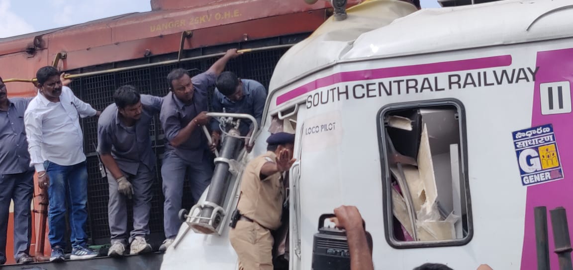 हैद्राबादमध्ये काच्चीगुडा स्थानकात लोकल आणि एक्स्प्रेसची समोरासमोर धडक झाल्यामुळे मोठी दुर्घटना. हैद्राबादमध्ये काच्चीगुडा स्थानकात लोकल आणि एक्स्प्रेसची समोरासमोर धडक झाल्यामुळे मोठी दुर्घटना.