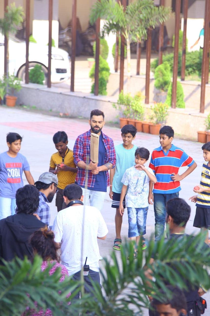 ही जाहीरात शूट करण्यासाठी विराट ज्या ठिकाणी पोहोचला त्या ठिकाणी त्याला पाहण्यासाठी प्रचंड गर्दी झाली होती. ही जाहीरात शूट करण्यासाठी विराट ज्या ठिकाणी पोहोचला त्या ठिकाणी त्याला पाहण्यासाठी प्रचंड गर्दी झाली होती.